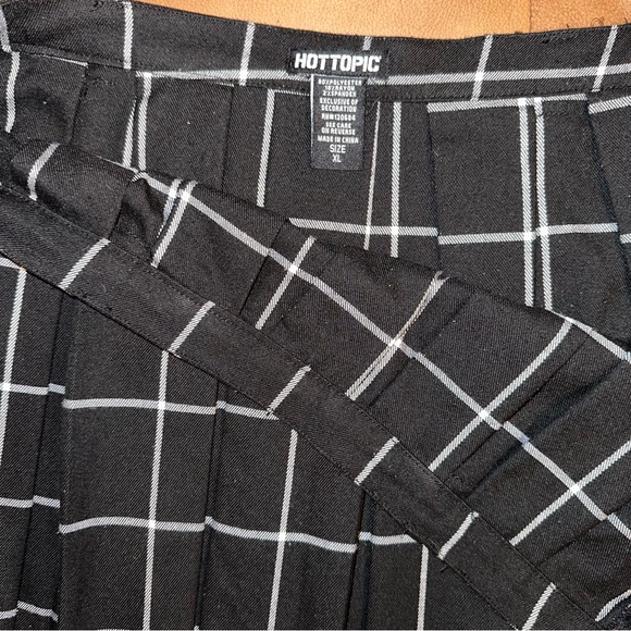 Hot Topic pleated skirt for a junior XL high rise waist 33” around length 16” - Picture 4 of 5